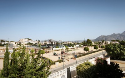 Bungalow de esquina totalmente renovado con gran jardín.